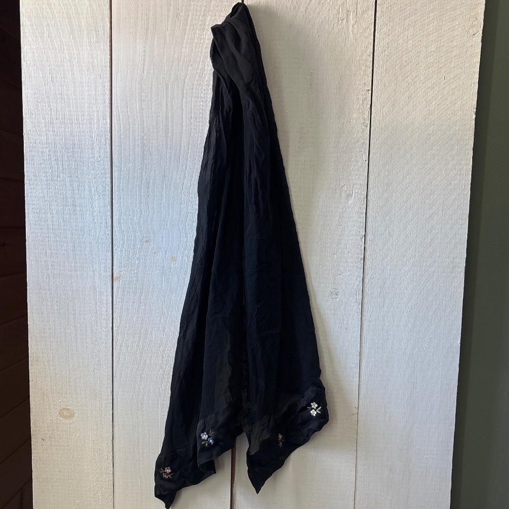 Woman’s Sheer and silk echo flowered scarf
